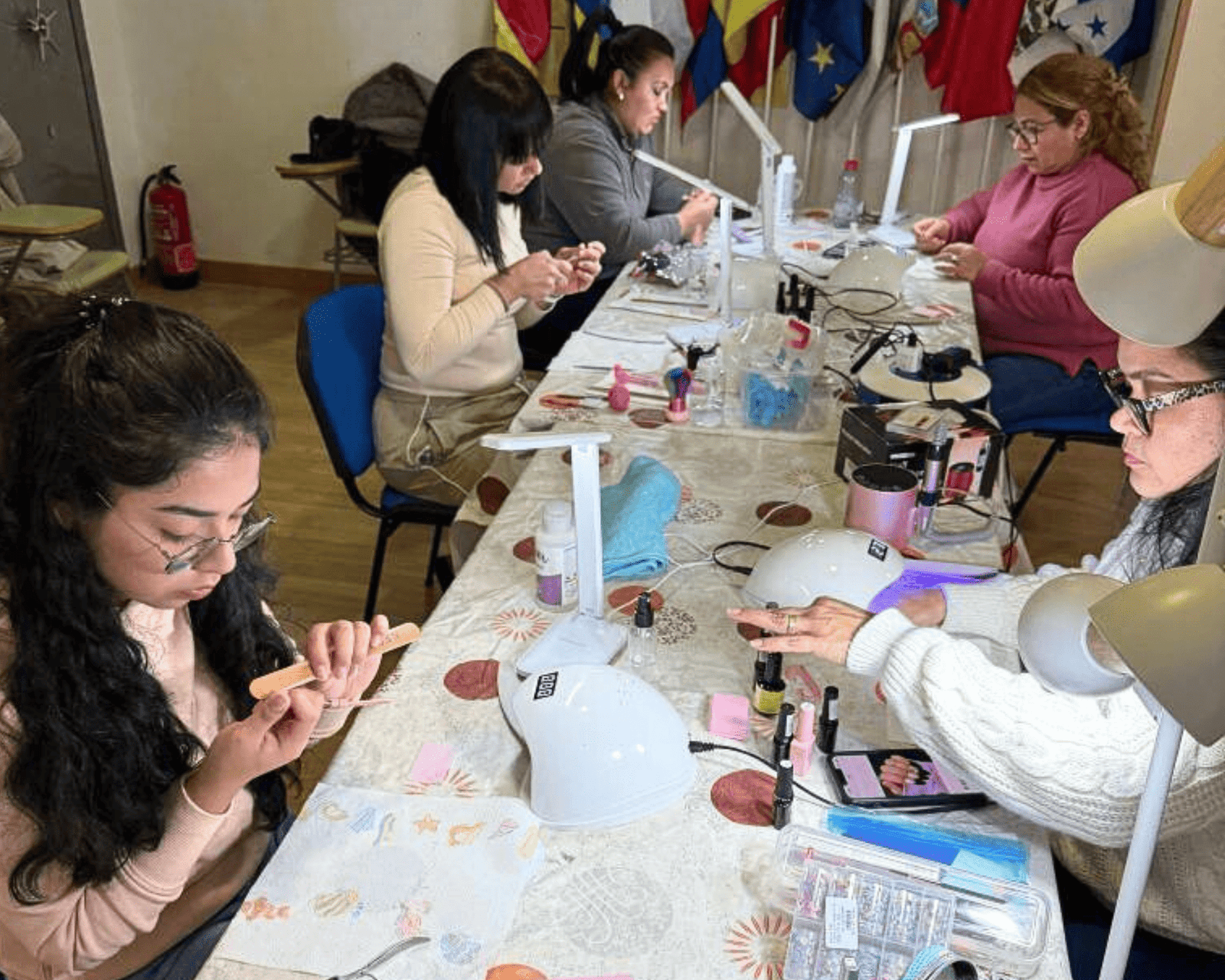 clase-manicura-alumnos-2